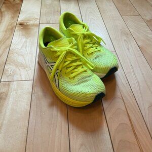 Running Shoes - Asics Magic Speed 2